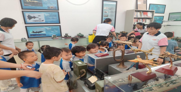 千层金配资 黄花岗街：萌娃探秘军事博物馆，国防启蒙点燃爱国情